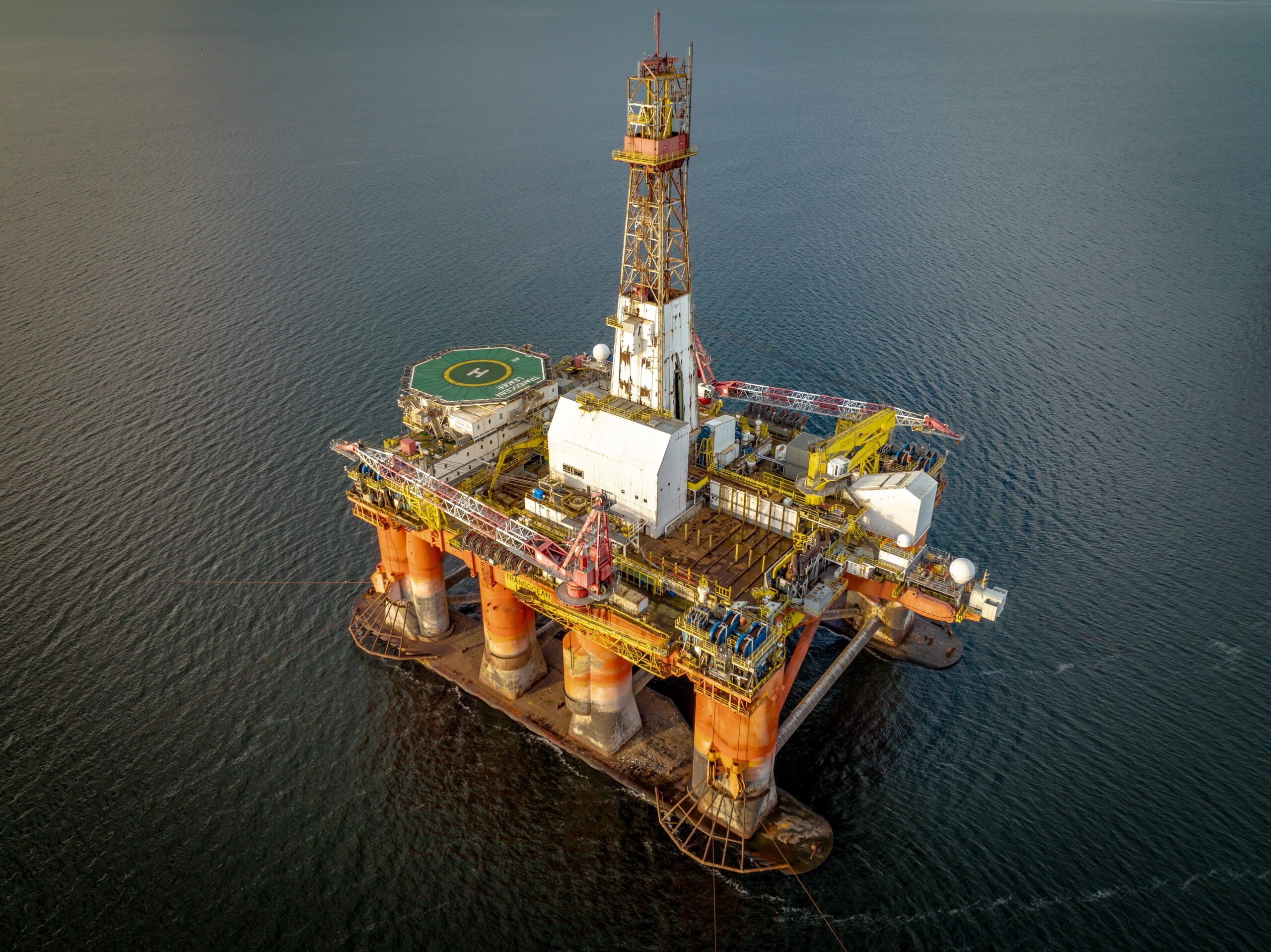 Offshore-Anlage mit technischer Ausrüstung – Nauticon Solutions bietet spezialisierte Wartung und Beschichtungen für Offshore-Strukturen im maritimen Bereich.